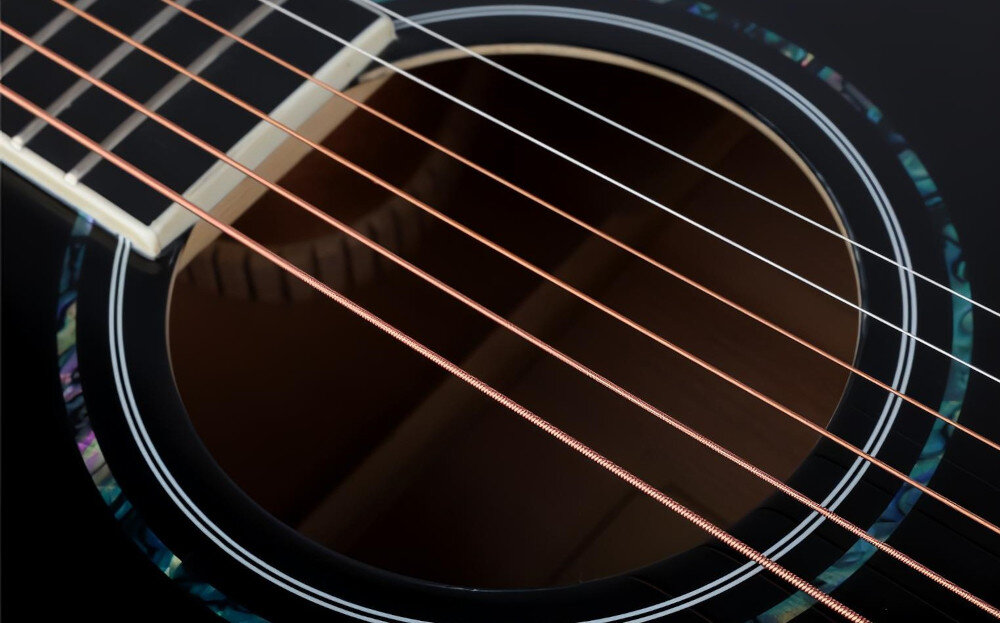 Gitara elektroakustyczna V-TONE Veag1 CE BK 4 - Dźwięk, który inspiruje, kadr na struny