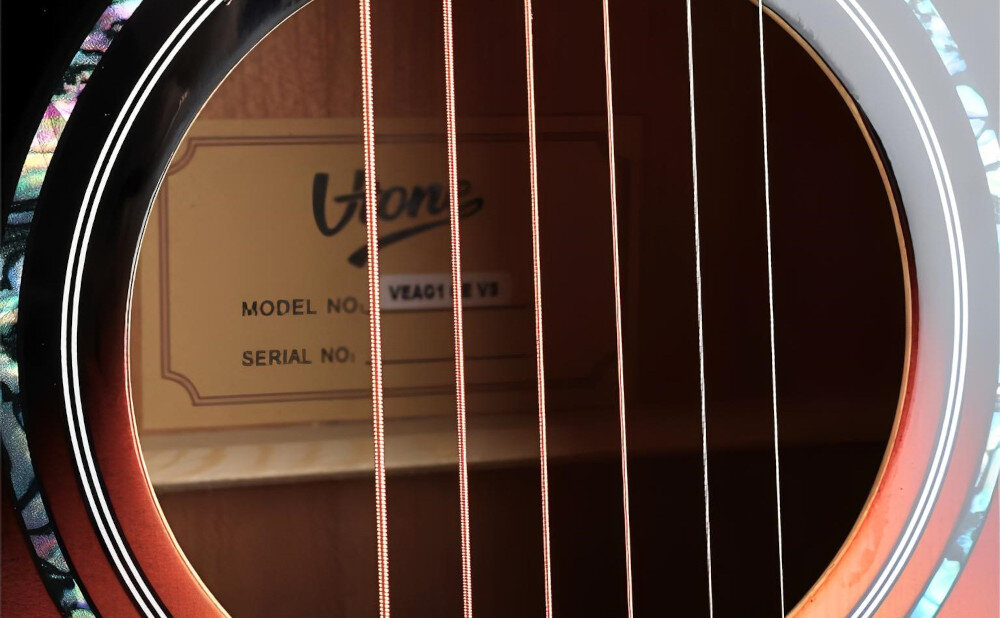 Gitara elektroakustyczna V-TONE Veag1 CE VS 4- Detale tworzą jakość, kadr korpusu, struny