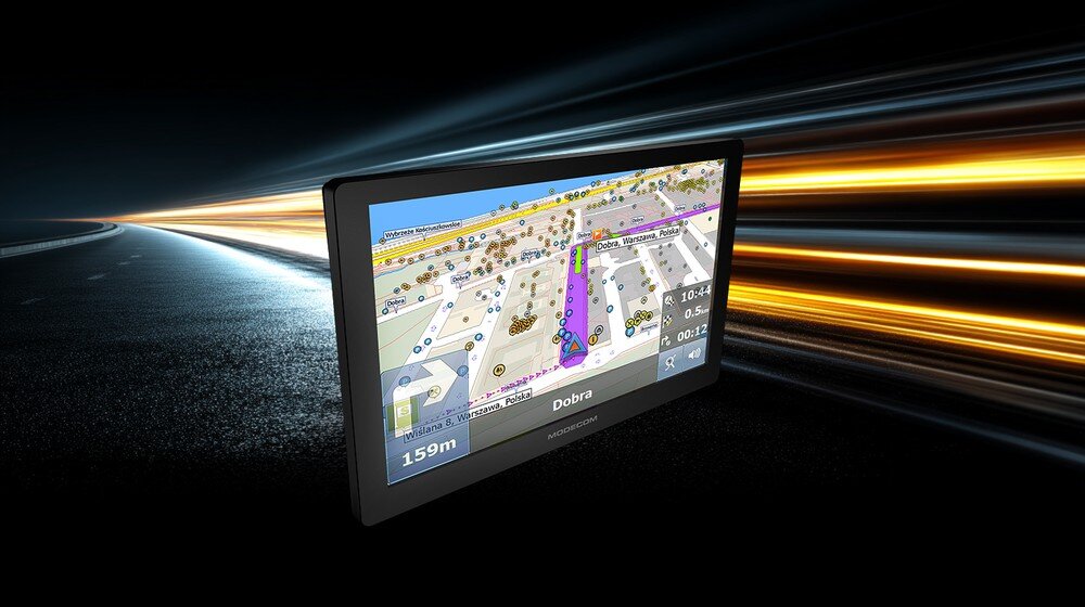 Nawigacja do ciężarówki MODECOM FreeWAY CX 9.4 w kabinie ciężarówki z nocnym miastem w tle