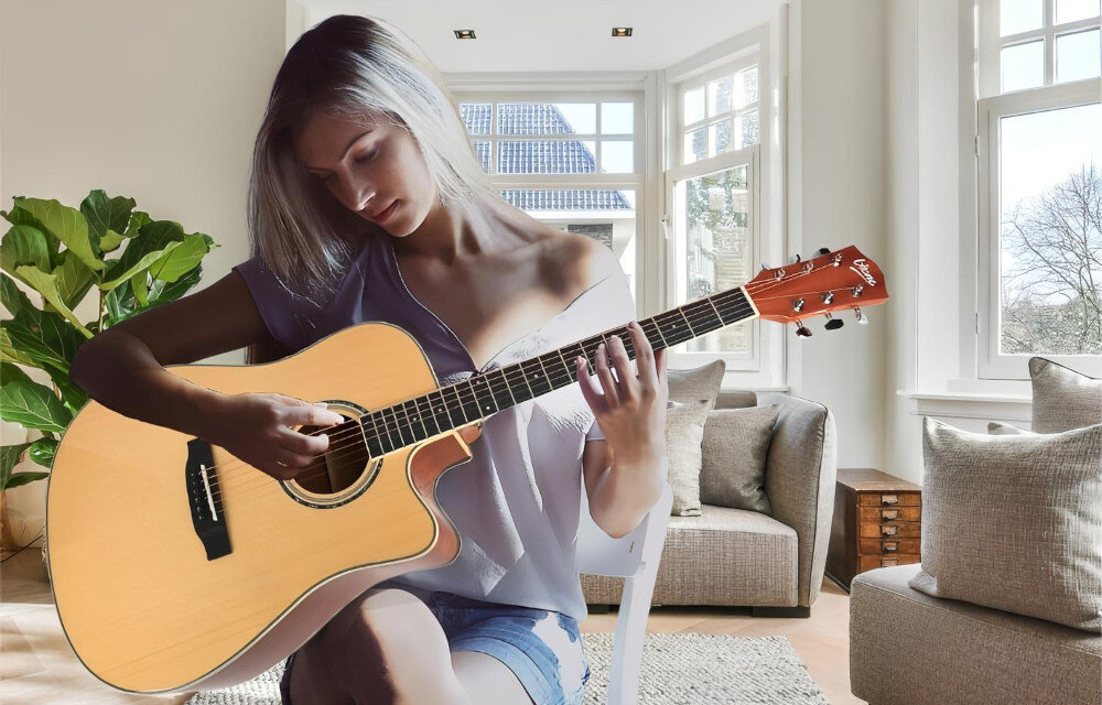 Gitara elektroakustyczna V-TONE Veag1 CE NT 4 - Głośne brzmienie, lekka forma, kobieta grająca na gitarze w pomieszczeniu