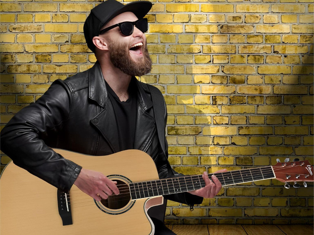 Gitara elektroakustyczna V-TONE Veag1 CE NT 4 - Dla każdego poziomu gry, mężczyzna grający na gitarze w pomieszczeniu