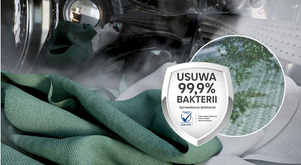 Obraz przedstawia wnętrze pralki z zielonym i białym materiałem. Nałożona grafika w kształcie tarczy zawiera tekst: \'USUWA 99,9% BAKTERII Sprawdzone działanie\'.
