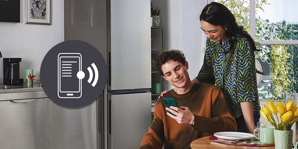 Zmywarka CANDY RapidÓ CF 3C7L1W lifestyle kuchnia kobieta mężczyzna grafika smartfon aplikacja zdalne sterowanie hOn kontrola nad działaniem powiadomienia