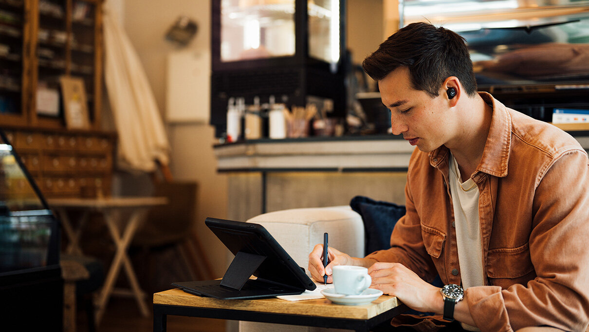 beyerdynamic AMIRON 300 zakładanie słuchawek dopasowanie przez wkładki douszne