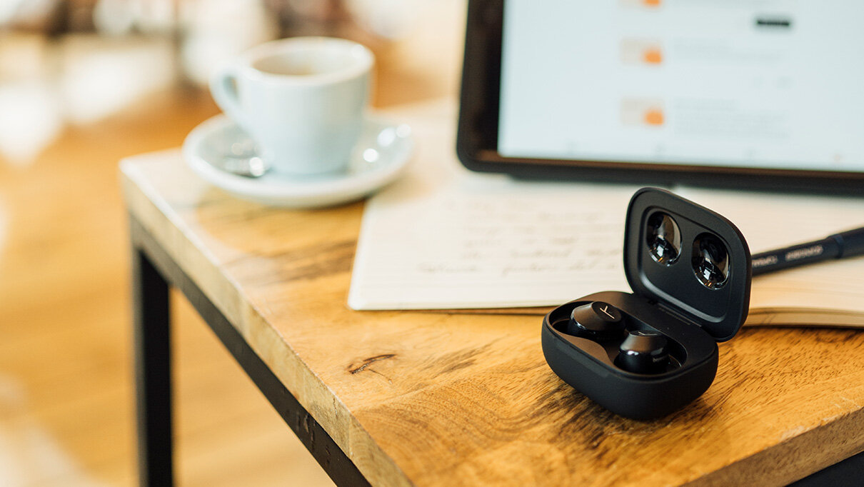 beyerdynamic AMIRON 300 słuchawki w etui ładującym trzymanym w dłoni