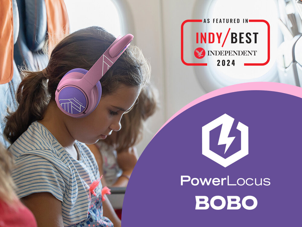 POWERLOCUS Bobo słuchawki dla dzieci Bluetooth LED 74 85 94 dB bezpieczne bez BPA, dziecko z założonymi słuchawkami lecące samolotem