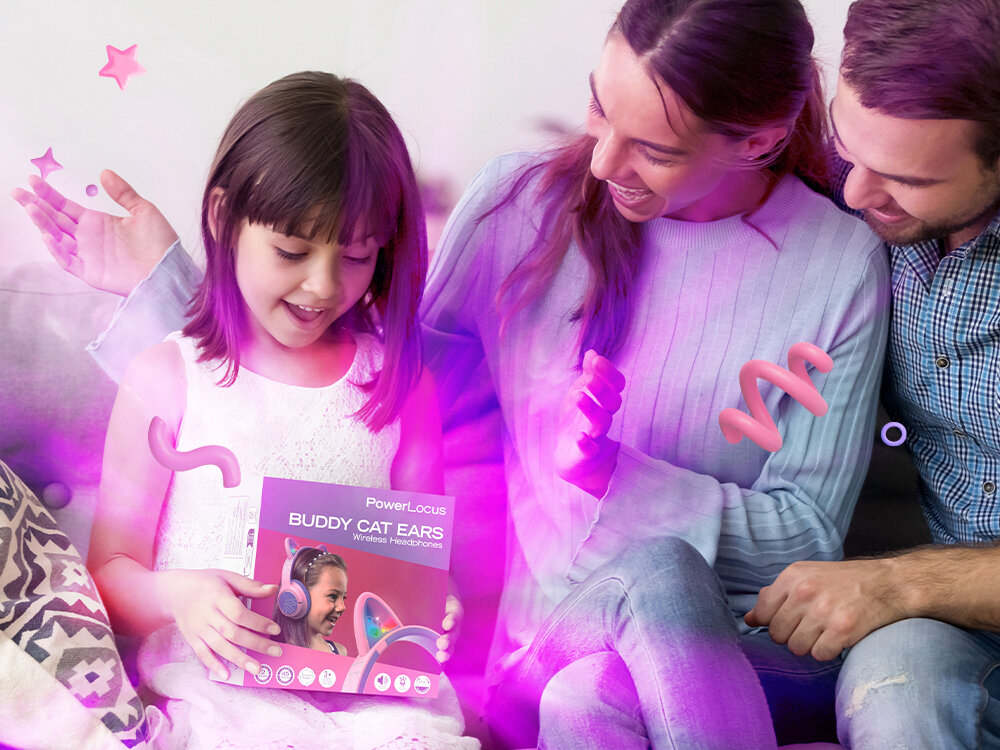 POWERLOCUS Bobo składane słuchawki dla dzieci wytrzymałe prezent kabel USB-C AUX w zestawie, rodzice siedzący z dzieckiem, dziecko trzymające pudełko ze słuchawkami