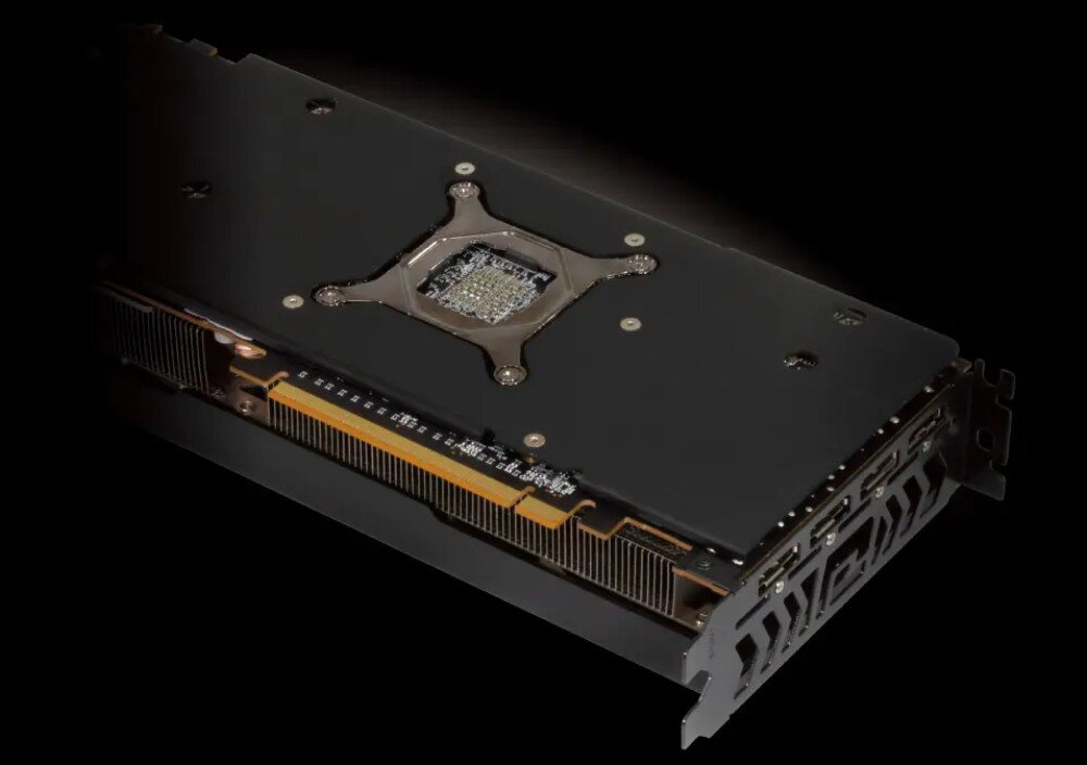 Karta graficzna POWERCOLOR Radeon RX 7800 XT 16GB Czarna metalowa płyta wzmacniająca tył karty graficznej z widocznymi śrubami montażowymi i centralnym wycięciem na mechanizm mocujący procesor graficzny