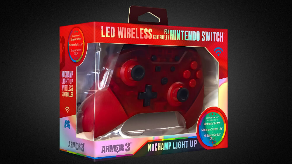 Kontroler HYPERKIN NuChamp Armor3 Czerwony prezentacja kontrolera w opakowaniu na ciemnym tle programowalne tylne łopatki szybka i dokładna rozgrywka funkcja turbo wbudowana wibracja kolorowe podświetlenie RGB 7 wariantów czerwone diody LED