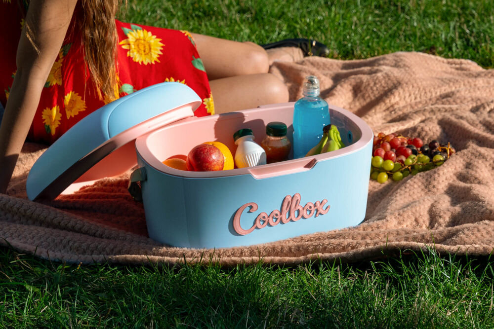 Lodówka turystyczna MILLA HOME TC300 Zbliżenie na wnętrze błękitnej lodówki pasywnej Coolbox z widocznymi owocami, jogurtem i napojem izotonicznym.