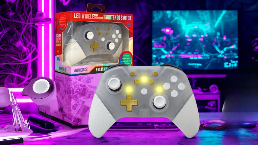 Kontroler HYPERKIN NuChamp Armor3 Przezroczysty prezentacja kontrolera w opakowaniu na podeście oraz bez w pokoju gamingowym programowalne tylne łopatki szybka i dokładna rozgrywka wbudowana wibracja podświetlenie LED wysoka czułość przycisków dokładny analogowy joystick