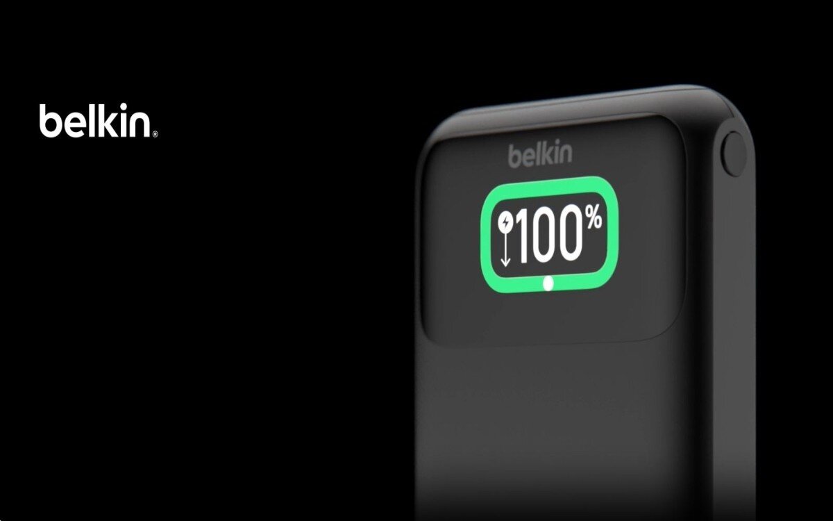 Power bank BELKIN na czarnym tle.