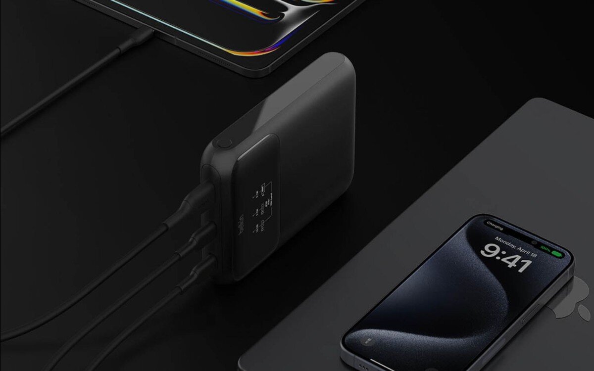 Power bank BELKIN podpięty do trzech urządzeń na czarnym tle.