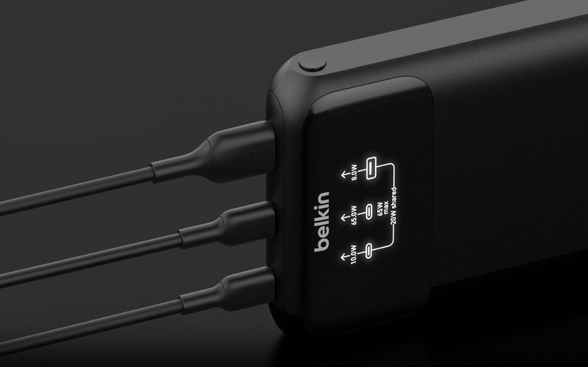 Power bank BELKIN na ciemnym tle, są wpięte do niego 3 przewody.