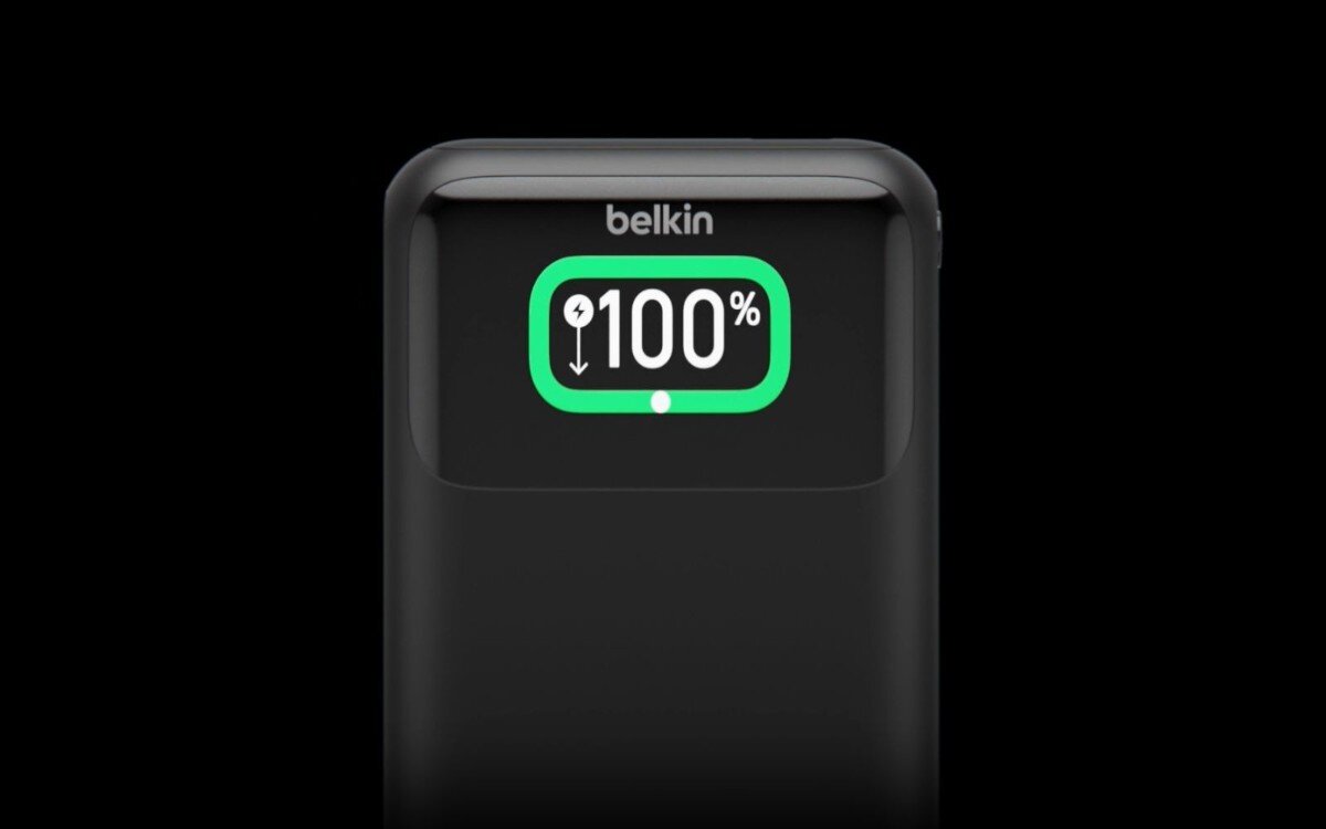 Power bank BELKIN naładowany do 100% na czarnym tle.