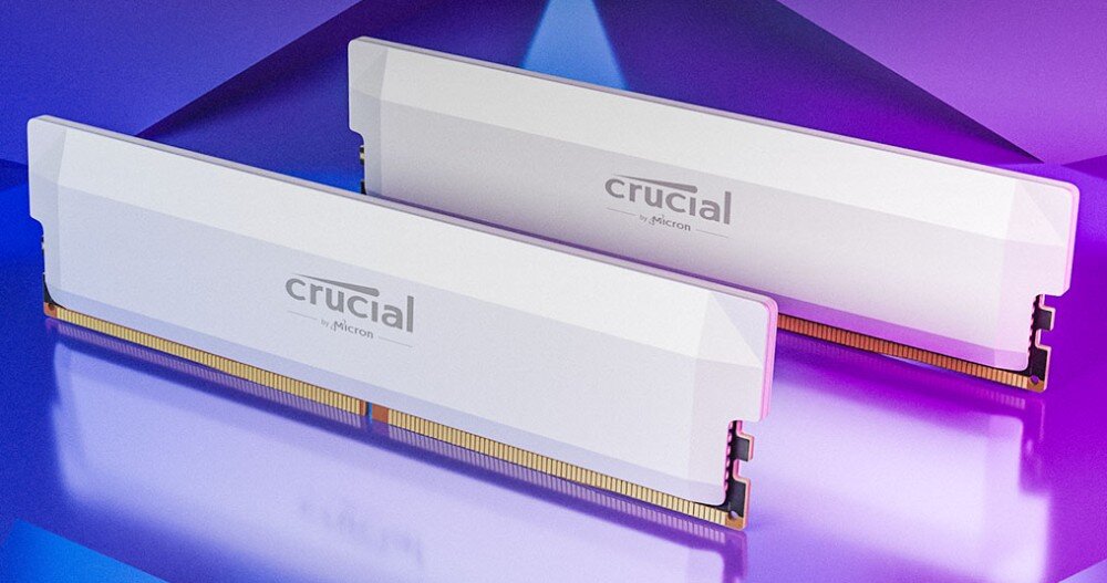 Pamięć RAM CRUCIAL 16GB 6000MHz CP16G60C36U5W Dwa moduły pamięci w kolorze czarnym ustawione na fioletowo-niebieskim tle z refleksami światła, opis