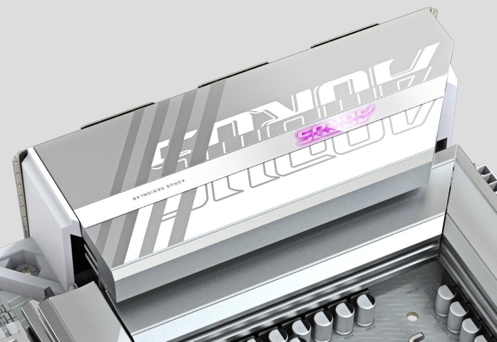 Płyta główna GIGABYTE B860 Aorus Elite WiFi 7 Ice Detal srebrnego radiatora sekcji zasilania z różowym podświetlanym napisem 'AORUS' oraz napisem 'AORUS DESIGNLAB'
