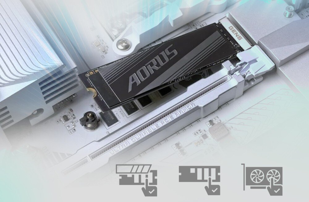 Płyta główna GIGABYTE B860 Aorus Elite WiFi 7 Ice Zbliżenie na czarny dysk SSD z napisem 'AORUS' zamontowany w gnieździe na płycie głównej ze srebrnymi osłonami