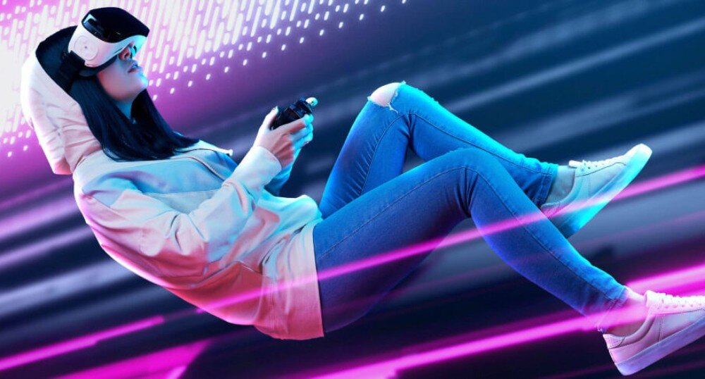 Płyta główna GIGABYTE B860 Eagle WiFi6E Osoba w goglach VR trzymająca kontroler i unosząca się w powietrzu w pozycji półleżącej na tle abstrakcyjnych świetlnych efektów, łączność Wi-Fi, sieć, internet