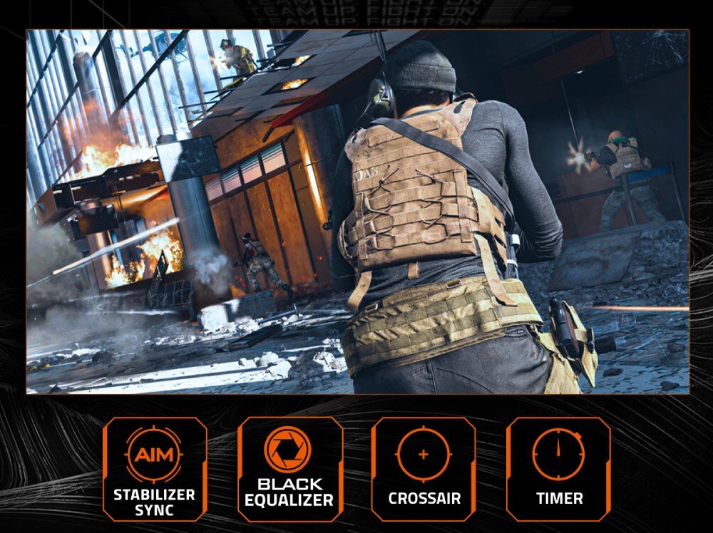Monitor GIGABYTE GS27U Scena z gry akcji z widoczną postacią z karabinem na pierwszym planie oraz ikonami funkcji monitora: Aim Stabilizer Sync, Black Equalizer, Crosshair i Timer, funkcje dla graczy, ułatwienia