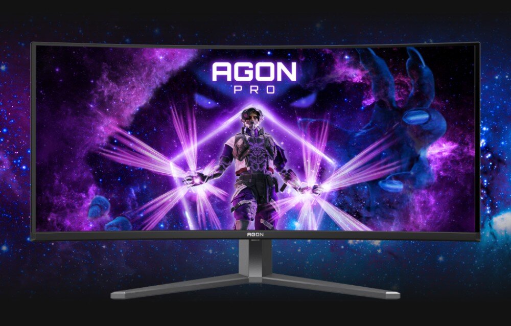 Monitor AOC Agon Pro AG346UCD Zakrzywiony monitor z wyświetlanym motywem kosmicznym i postacią w futurystycznym stroju, z napisem 'AGON PRO' u góry ekranu, opis