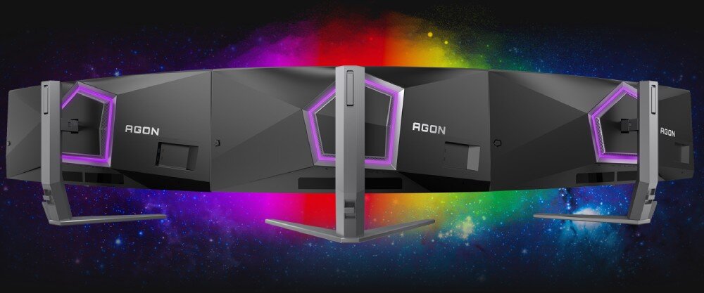 Monitor AOC Agon Pro AG346UCD Tył kilku ustawionych obok siebie monitorów z podświetleniem RGB w kolorze fioletowym, na tle tęczowej poświaty i kosmicznego motywu, podświetlenie, efekty, kolory