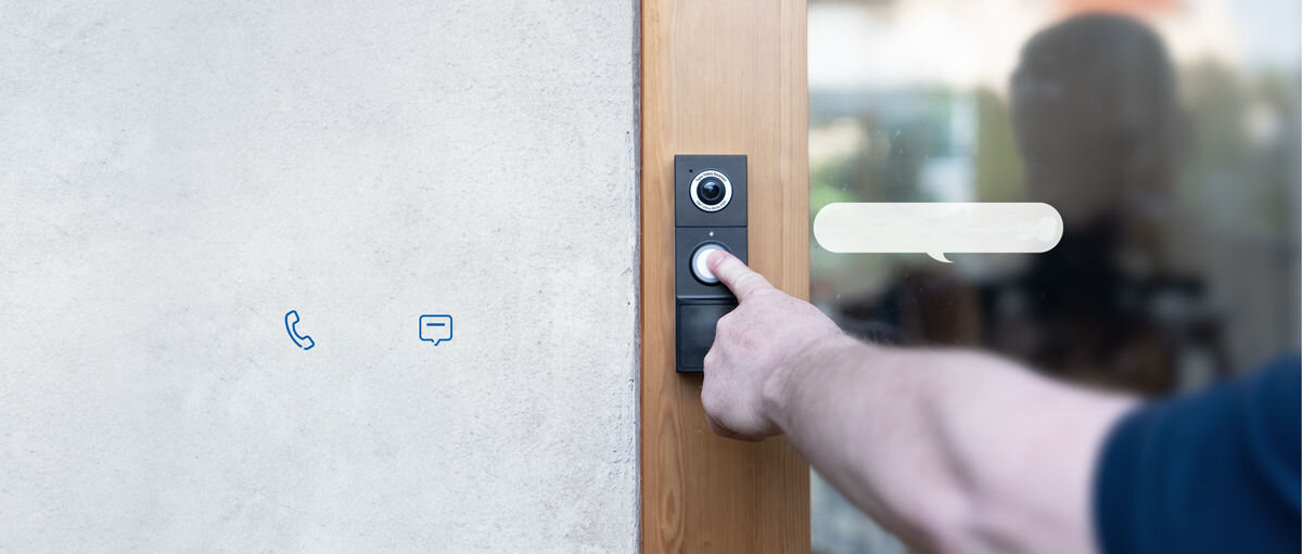 Wideodomofon TP-LINK Tapo D235 Bezprzewodowy Wi-Fi Czarny, transmisja, odpowiedzi, głosowe, odtworzenie, dłoń przytrzymuje przycisk domofonu palcem w tle chmurka rozmowy