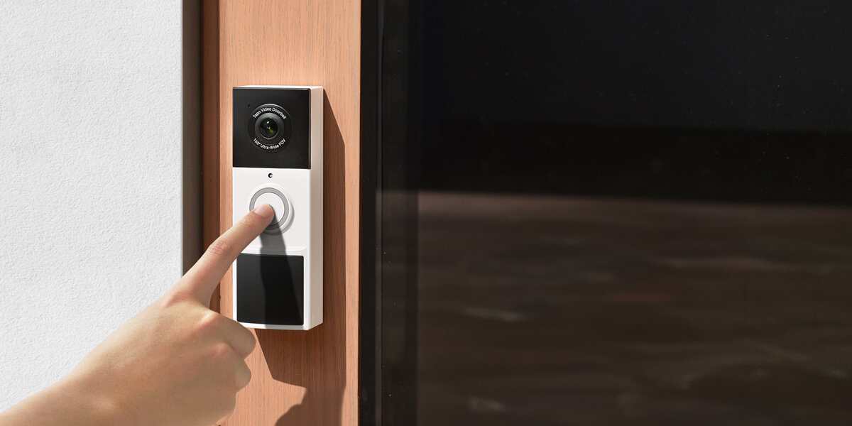 Wideodomofon TP-LINK Tapo D210 Wi-Fi Czarno-biały, dzwonek, wideodomofon, bezpieczeństwo, ochrona, palec przyciska dzwonek wideodomofonu