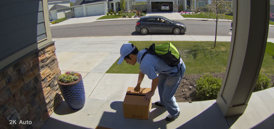 Wideodomofon TP-LINK Tapo D210 Wi-Fi Czarno-biały, strefy, aktywność, obszar, wykrywanie, widok z wideodomofonu obserwujący jak dziecko przeszukuje karton