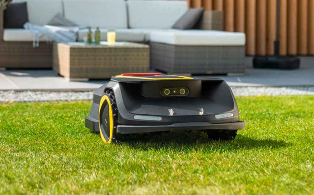Robot koszący KARCHER RCX 6 1.269-760.0 sterowanie Wi-Fi-Bluetooth robot na trawie w tle dom i meble ogorodowe koszenie bez przeszkód zadbany trawnik bez wysiłku inteligente koszenie automatyzacja koszenia