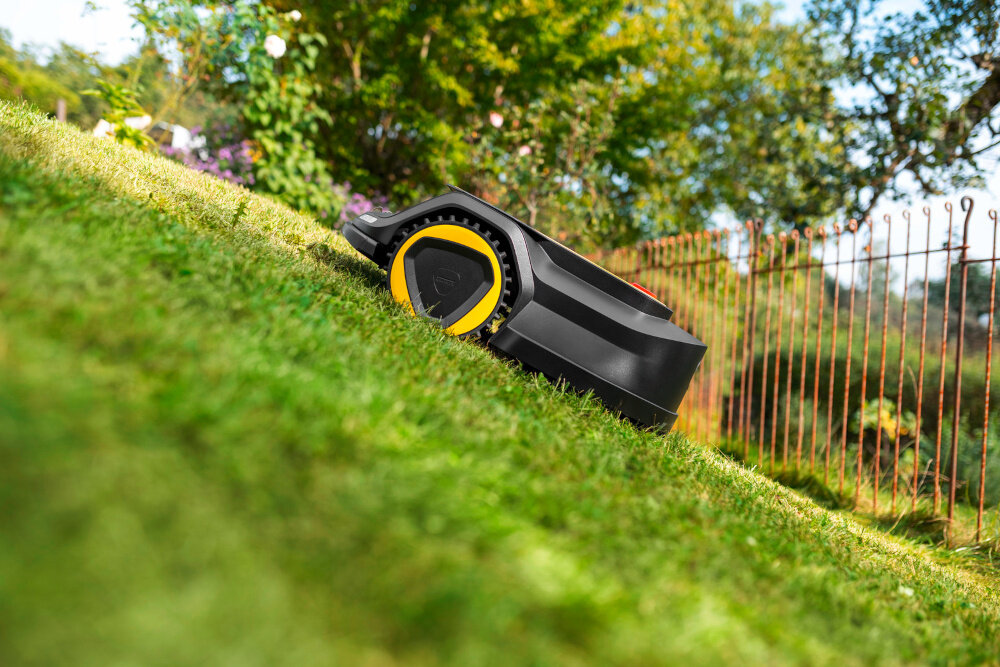 Robot koszący KARCHER RCX 6 1.269-760.0 sterowanie Wi-Fi-Bluetooth robot na trawie wjeżdża pod górkę napęd na wszystkie trzy koła pokonywanie wzniesień do 70% nie wymaga płaskiej działki funkcja samodzielnego wydostawania się z trudnych miejsc