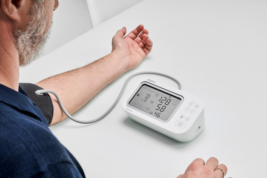 Ciśnieniomierz OMRON M6 Comfort AFib wygląd design tło prezentacja wizualizacja Pomiar w domowym zaciszu