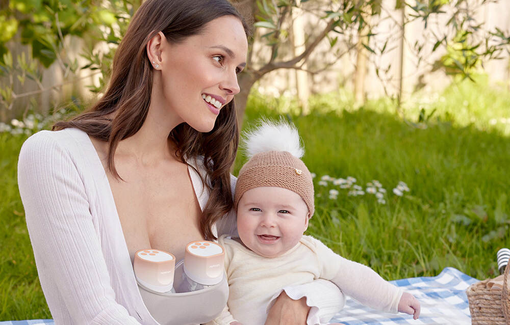 Laktator MOMCOZY S12 Pro Pojedynczy Biało-pomarańczowy prezentacja wizualizacja wygląd lifestyle