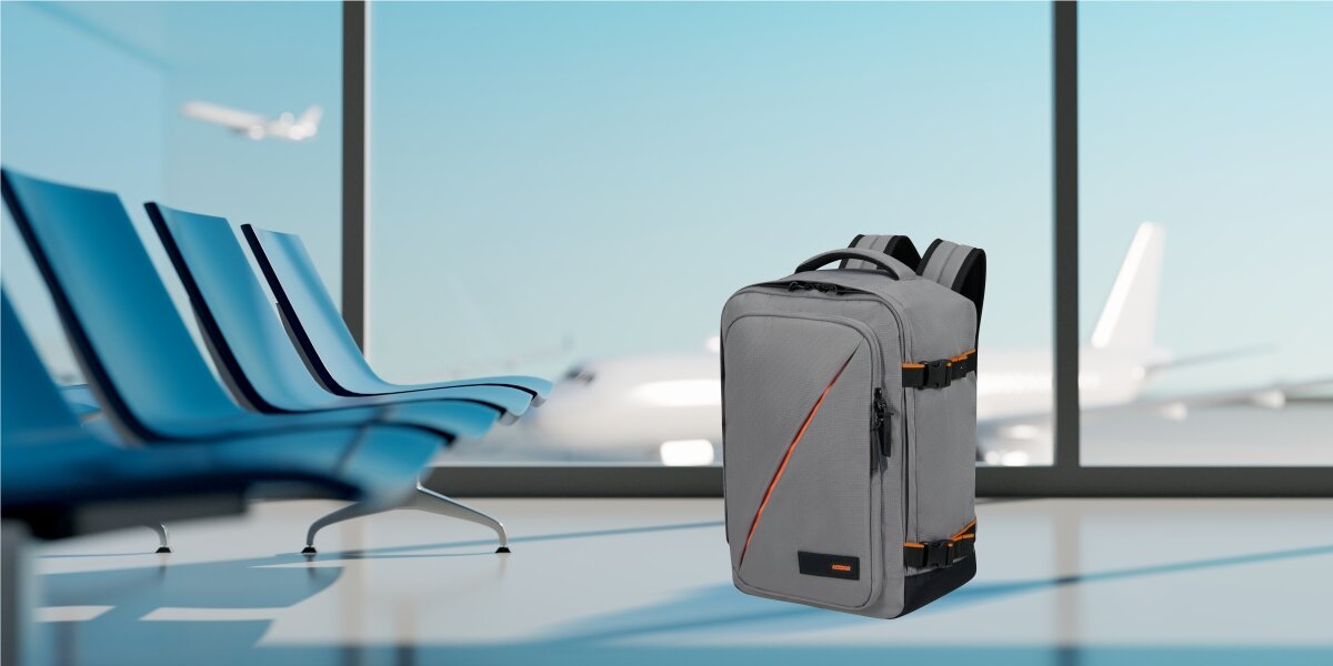 Plecak AMERICAN TOURISTER Take2Cabin Prime S Szary, Bagaż podręczny do samolotu, Plecak zaprezentowany na terminalu na lotnisku