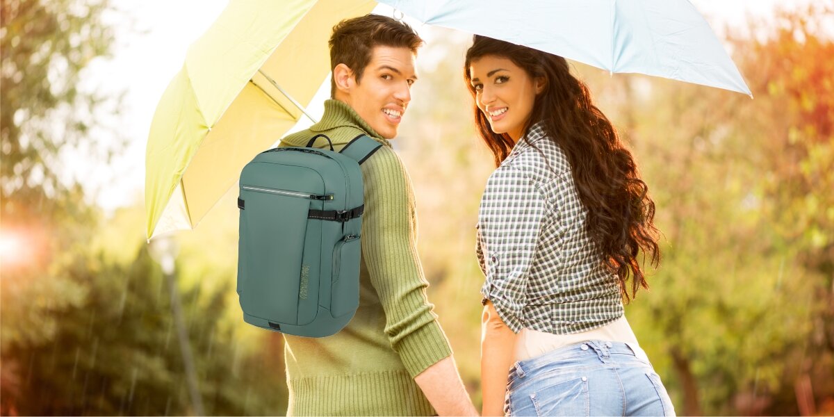 AMERICAN TOURISTER Upventure dwoje ludzi, mężczyzna ma założony plecak