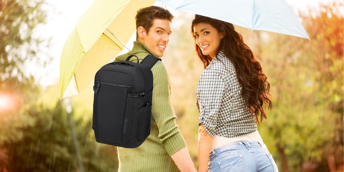 AMERICAN TOURISTER Upventure dwoje ludzi, mężczyzna ma założony plecak