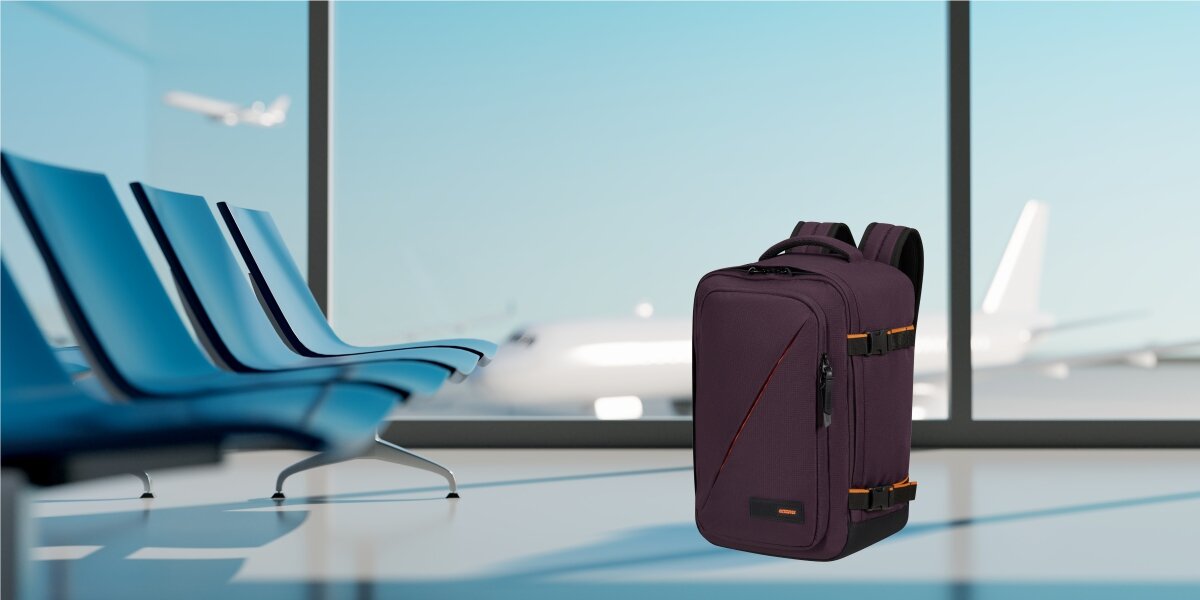 Plecak AMERICAN TOURISTER Take2Cabin Prime S Fioletowy, Bagaż podręczny do samolotu, Plecak zaprezentowany na terminalu na lotnisku