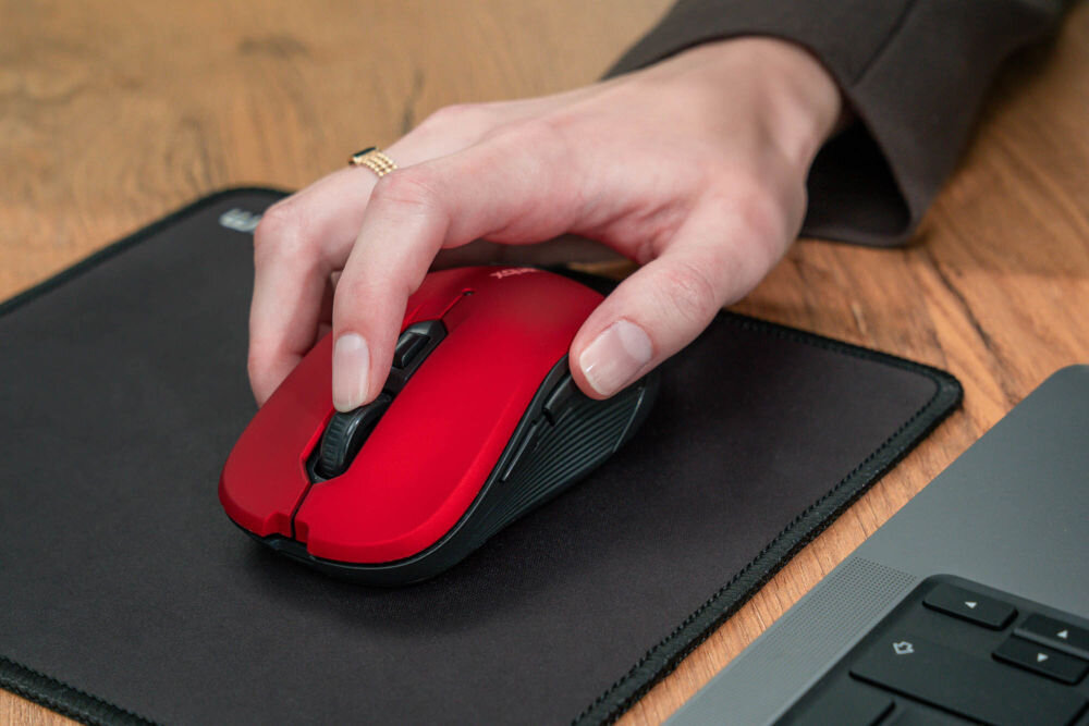 Mysz XQUANTUM WM503R Silent Czerwony widok z przodu na czarnej podkładce na biurku ciche przyciski bez hałasu bez rozpraszania