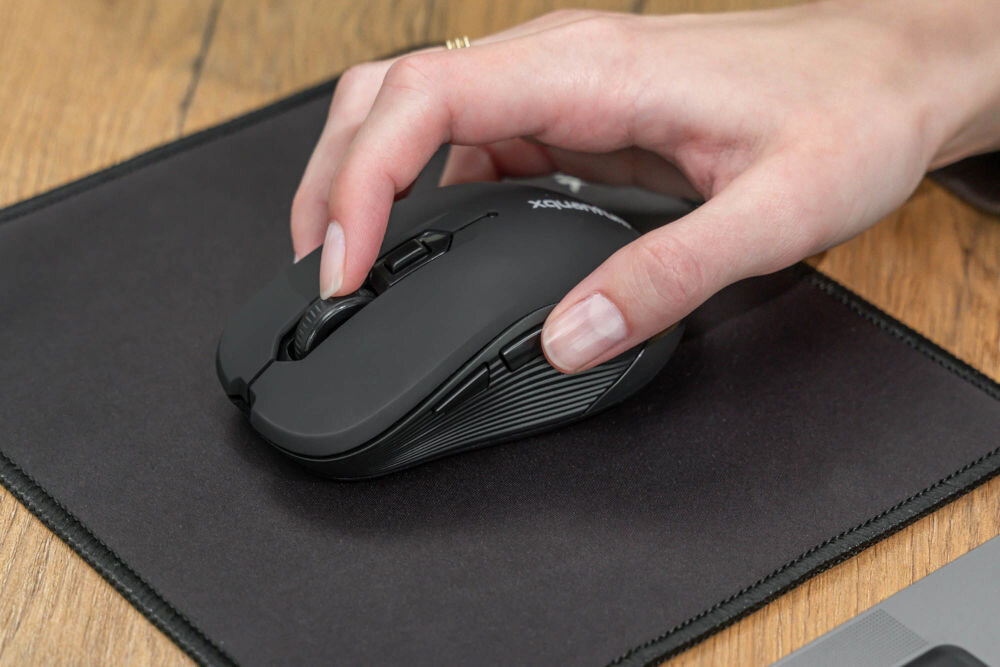 Mysz XQUANTUM WM503R Silent Czarny widok z przodu na czarnej podkładce na biurku ciche przyciski bez hałasu bez rozpraszania
