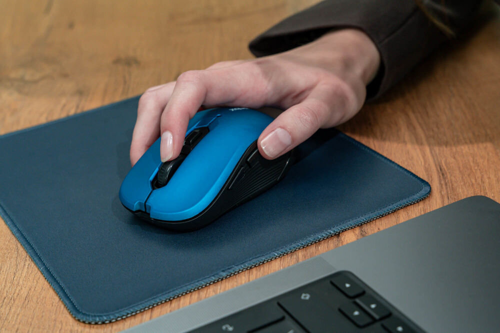 Mysz XQUANTUM WM503R Silent Szary widok z przodu na czarnej podkładce na biurku ciche przyciski bez hałasu bez rozpraszania