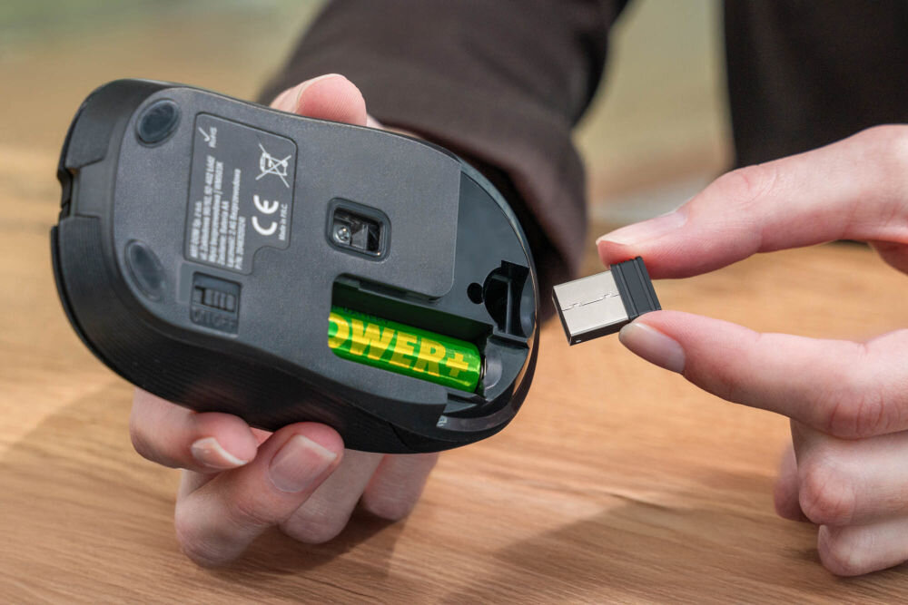 Mysz XQUANTUM WM503R Silent Szary widok z dołu włożona bateria wkładanie odbiornika niskie zużycie energii