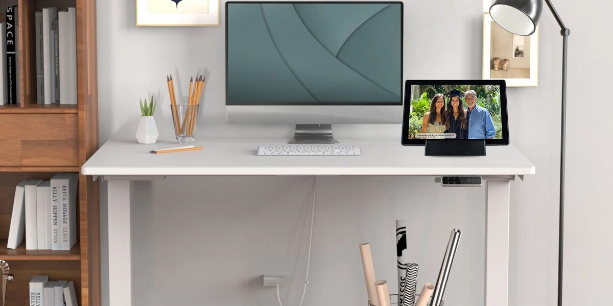 Ramka cyfrowa DENVER Frameo 1070B Czarny
							wyróżnij swoje fotografie, ramka na białym biurku, monitor, lampka, klawiatura, ołówki, regał z książkami