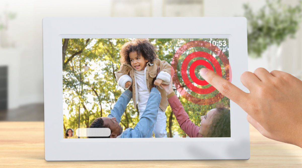 Ramka cyfrowa DENVER Frameo 1070B Czarny
					wspomnienia w cyfrowej formie,
					wysokiej jakości ekran dotykowy IPS o 
					przekątnej 10,1 cala oraz rozdzielczości Full HD 1280 x 800 px, płynna zmiana zdjęć na ekranie,
					ramka na drewnianej powierzchni, palec dotykający obraz