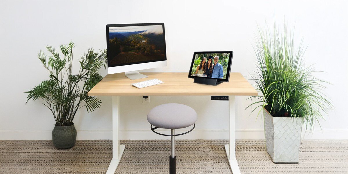 Ramka cyfrowa DENVER Frameo 1070B Czarny
					bezprzewodowe przesyłanie, wbudowany moduł Wi-Fi, aplikacja Frameo,
					ramka na biurku, monitor, klawiatura, krzesło, dwa kwiaty