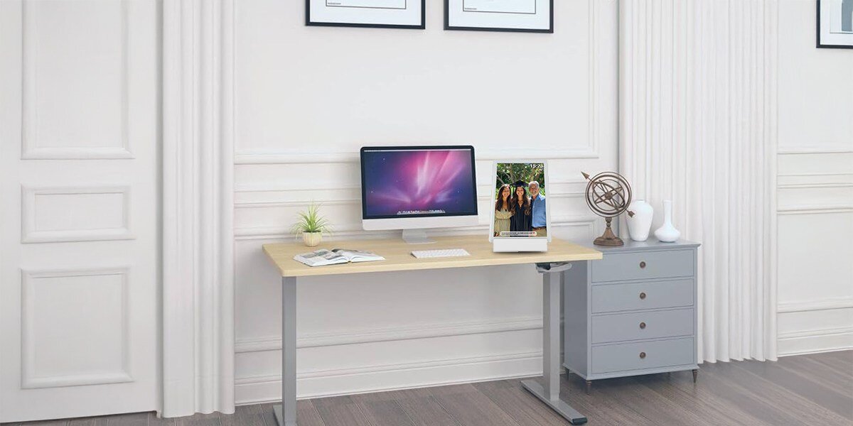 Ramka cyfrowa DENVER Frameo PFF-1070W Biały
					duża przestrzeń na ujęcia, 16 GB wbudowanej pamięci, obsługa kart MicroSD do 32 GB,
					możliwość bezpośredniego importowania plików z karty lub innych urządzeń,
					ramka na biurku w pozycji pionowej, monitor, klawiatura
