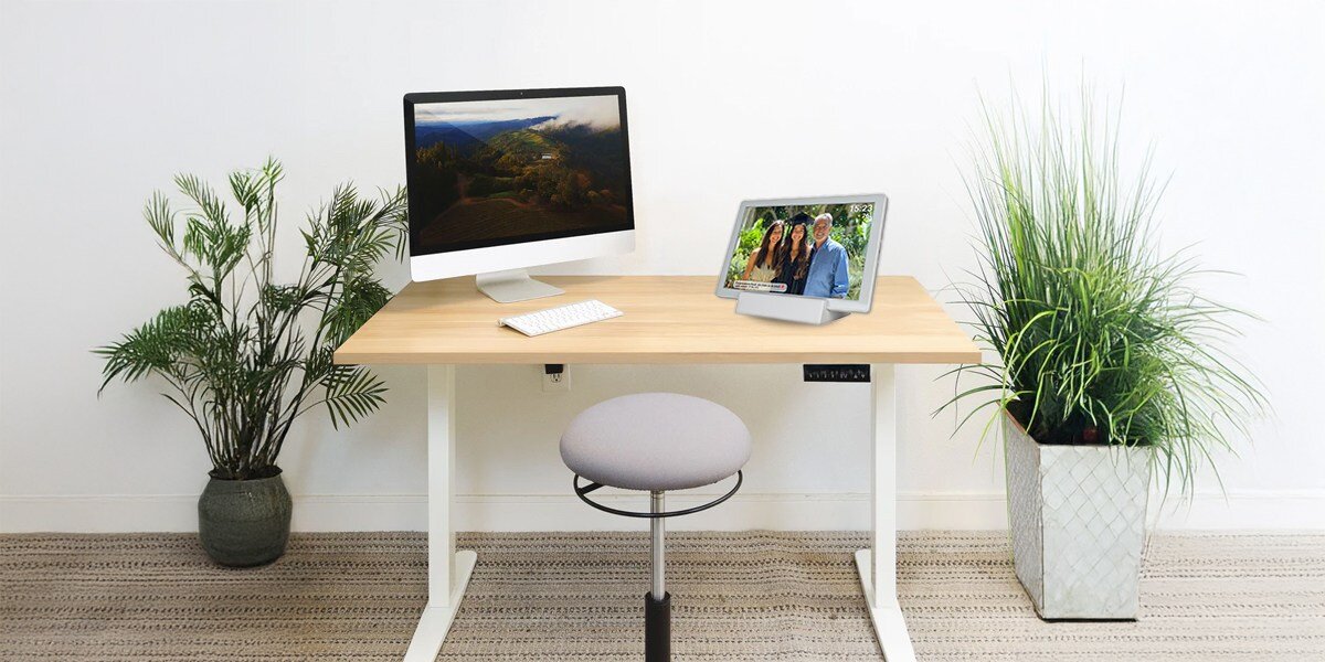 Ramka cyfrowa DENVER Frameo PFF-1070W Biały
					bezprzewodowe przesyłanie, wbudowany moduł Wi-Fi, aplikacja Frameo,
					ramka na biurku, monitor, klawiatura, krzesło, dwa kwiaty