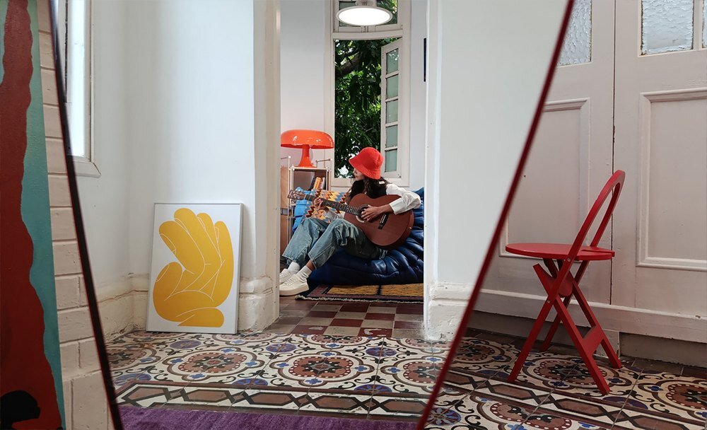 Smartfon XIAOMI Redmi Note 14 Gemini gra na gitarze