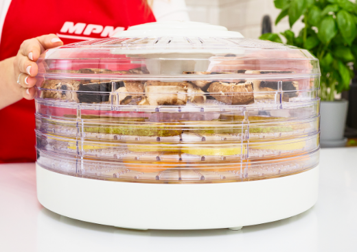 Suszarka spożywcza na kuchennym blacie. Oznaczenie mocy 400 W.