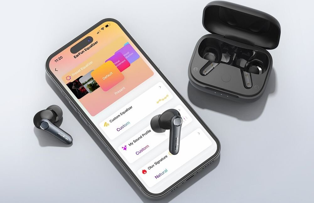 EARFUN Air Pro 4, aplikacja EARFUN Audio, personalizacja EQ, tryby dźwięku, Sound Zones, słuchawki z etui ładującym oraz zmartfonem na szarym tle