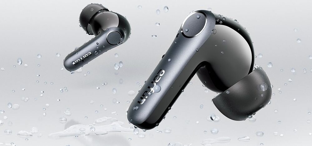 EARFUN Air Pro 4, IPX5, odporność na pot i wodę, użytkowanie sportowe, słuchawki ochlapane wodą na szarym tle